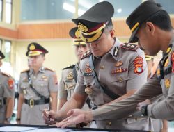 ‎11 Pejabat Utama Berganti, Kapolda Sulbar Pimpin Sertijab Sekaligus Berikan Penghargaan Pejabat Lama
