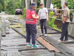 Kadis PUPR Sulbar Tinjau Jembatan Sungai Bonehau yang Dinilai Bahayakan Pengguna Jalan