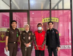 Korupsi Dana Desa Eks Kades Tanjung Dalam Ditahan Tangan Diborgol