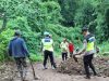 Walau Menggunakan Alat Sederhana Polisi dan Warga Gerak Cepat Atasi Longsor di Kabupaten Tegal