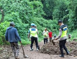 Walau Menggunakan Alat Sederhana Polisi dan Warga Gerak Cepat Atasi Longsor di Kabupaten Tegal