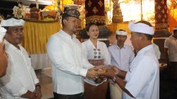 Hadiri Karya Atma Wedana di Banjar Tanggayuda, Bongkasa, Wabup Badung Serahkan Bantuan Rp30 Juta