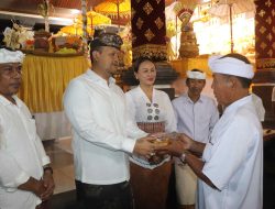 Hadiri Karya Atma Wedana di Banjar Tanggayuda, Bongkasa, Wabup Badung Serahkan Bantuan Rp30 Juta