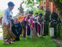 TP PKK Badung Bersama Forum Puspa Laksanakan Mereresik dan Sembahyang Bersama di Pura Lingga Bhuana