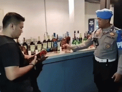 Modus Licik Terendus Polisi, Ratusan Botol Miras Ilegal Disembunyikan di Balik Ruang Karaoke