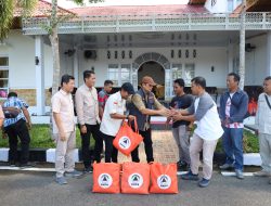 Pemko Pariaman Salurkan Bantuan Sembako untuk Wartawan Terdampak Bencana