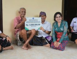 Bupati Badung Serahkan Penghargaan Bagi Lansia yang Melampaui UHH 75 Tahun