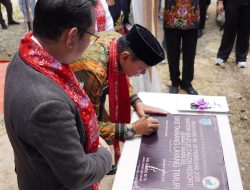 Bupati Barito Timur Resmikan Kantor Calon Resort GKE Tamiang Layang Timur