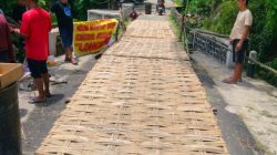 Ditopang Bambu dan Gedek Jembatan Ambrol di Desa Latsari, Kabupaten Jombang, Kini Hanya Bisa Dilalui Motor