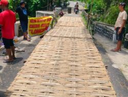 Ditopang Bambu dan Gedek Jembatan Ambrol di Desa Latsari, Kabupaten Jombang, Kini Hanya Bisa Dilalui Motor