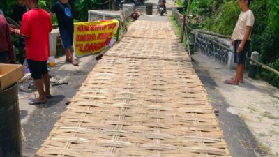 Ditopang Bambu dan Gedek Jembatan Ambrol di Desa Latsari, Kabupaten Jombang, Kini Hanya Bisa Dilalui Motor