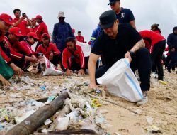 Wabup Badung Bagus Alit Sucipta Turun Langsung Tangani Sampah Musiman