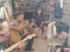 Seorang Pengamen Jalanan di Kota Batu Produksi Gitar Akustik Berkualitas Tinggi