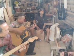 Seorang Pengamen Jalanan di Kota Batu Produksi Gitar Akustik Berkualitas Tinggi