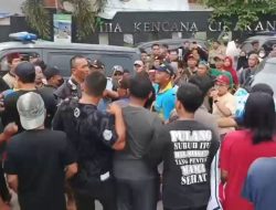 Ratusan Warga Villa Kencana Cikarang Demo di Kantor Developer Tuntut Penanganan Banjir 