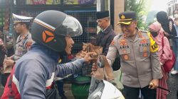 Ramadan Penuh Berkah, Kapolres Batu Bersama Jurnalis dan Ormas Bagi-Bagi Takjil
