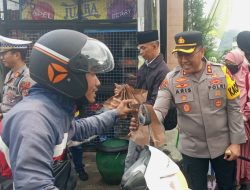 Ramadan Penuh Berkah, Kapolres Batu Bersama Jurnalis dan Ormas Bagi-Bagi Takjil