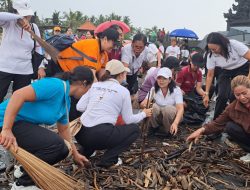 Jaga Keberadaan Destinasi Wisata Pesisir, TP PKK Badung Bersihkan Sampah Sempadan Pantai Desa Cemagi