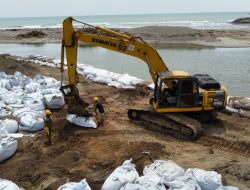 Pemkab Padang Pariaman Perkuat Tebing Muaro Ulakan, Antisipasi Banjir dan Longsor