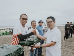 Bupati dan Ketua DPRD Badung Pimpin Gerakan Bersih Sampah di Pantai Petitenget