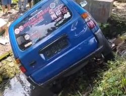 Kehilangan Kendali, Minibus Terjun ke Sungai di Kalibaru Banyuwangi