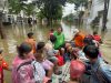 Polairud Polda Metro Jaya Evakuasi Warga Terdampak Banjir di Pondok Karya Jaksel