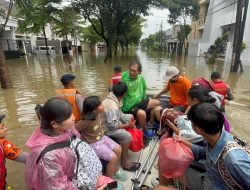 Polairud Polda Metro Jaya Evakuasi Warga Terdampak Banjir di Pondok Karya Jaksel