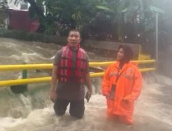 Respons Cepat Banjir Pondok Karya, Ditsamapta Polda Metro Jaya Turun Evakuasi Warga
