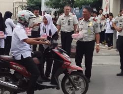 Imigrasi Palu Bagikan 300 Paket Takjil Ramadan