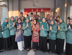 Sapa Pasien RSUD Kalisat, Ning Ghyta Salurkan Ratusan Takjil dan Semangat Kesembuhan