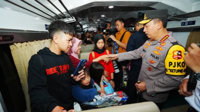 Tinjau Stasiun Surabaya Gubeng, Kapolri Instruksikan Beri Pelayanan Maksimal ke Pemudik