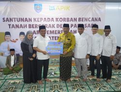 Bupati Tegal Serahkan 103 Kunci Huntara Tahap I dan Uang Rp450 Juta untuk Korban Tanah Bergerak