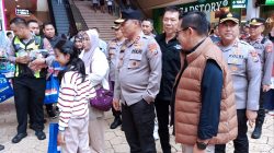 Humanis! Kapolda Jatim Sapa Pengunjung Jatimpark dan Bagikan Bingkisan