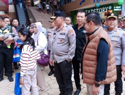 Humanis! Kapolda Jatim Sapa Pengunjung Jatimpark dan Bagikan Bingkisan