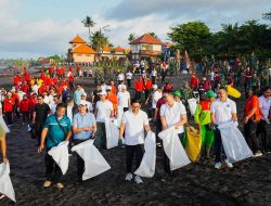 Perkuat Budaya Bersih dan Citra Pariwisata Bali, Bupati Badung Pimpin Korve di Pantai Munggu