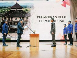 Bupati Badung Adi Arnawa Lantik Pejabat Pimpinan Tinggi Pratama dan Serahkan SK PNS