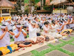 Bupati Badung Adi Arnawa Hadiri Prosesi Ngodak Pelawatan di Pura Dalem Bebalang Carangsari