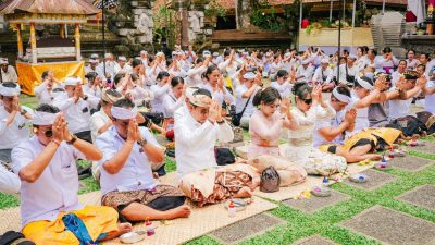 Bupati Badung Adi Arnawa Hadiri Prosesi Ngodak Pelawatan di Pura Dalem Bebalang Carangsari