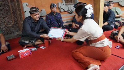 Wabup Badung Serahkan Penghargaan Tertib Administrasi Akte Kematian di Pererenan, Harapkan Dapat Meringankan Beban Masyarakat
