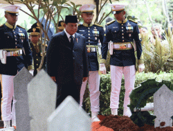 Presiden Prabowo Subianto Pimpin Pemakaman Kenegaraan Wapres ke-6 RI Try Sutrisno di TMP Kalibata