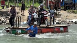 Di Atas Rakit dan Janji Jembatan: Warga Anduriang Menunggu Akses Pulih Pascabencana