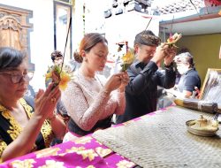 Berikan Penghargaan Tertib Administrasi, Wabup dan Ketua WHDI Badung Serahkan Akta Kematian