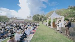 Tekankan Pentingnya Merawat Kerukunan, Bupati Adi Arnawa Hadiri Salat Id di Puspem Badung