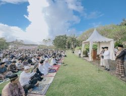 Tekankan Pentingnya Merawat Kerukunan, Bupati Adi Arnawa Hadiri Salat Id di Puspem Badung