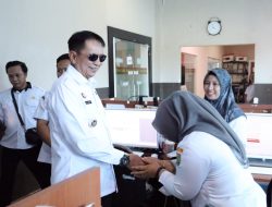 Bupati Bartim Blusukan Lebaran ke Ruang Kerja, Hangatkan Silaturahmi di Lingkungan Setda