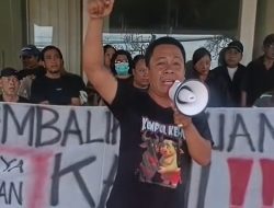 Janji Mantan Kapolres Menguap, Ratusan Nasabah LPD Mambal Geruduk Kantor Menagih Keadilan