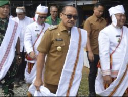 Gubernur Sulbar Buka Bulan Mamase Dirangkaikan Karnaval Budaya Mamasa di Lapangan Kondosapata