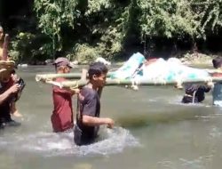 Miris! Warga Lakkese Polman Tandu Jenazah 8 Km Lewati Sungai dan Hutan Terjal karena Jalan Rusak Parah