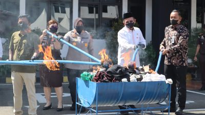 Kapolres Metro Bekasi,  Kajari dan Instansi Terkait Hadiri Pemusnahan Barang Bukti, Tekankan Sinergi Penegakan Hukum