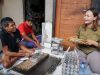 Ketua GOW Badung Yunita Alit Sucipta Kunjungi Perajin Disabilitas di Carangsari